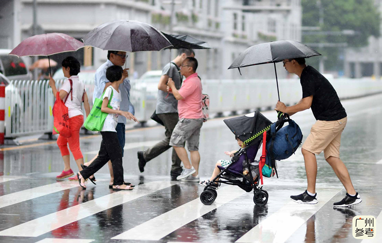 天空雨意纷纷,街上行人匆匆