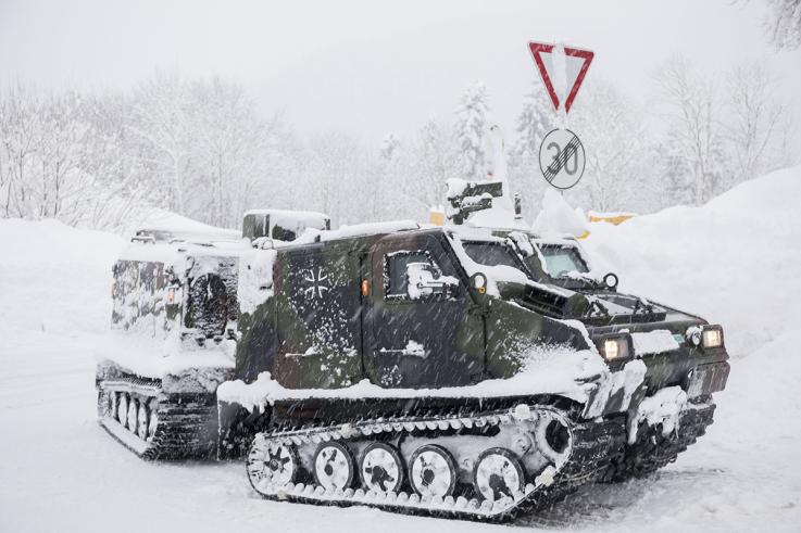 德国巴伐利亚州贝希特斯加登，因为普通卡车无法在结冰的道路上行驶，不得不用军用车辆运送食物。图/法新社AFP