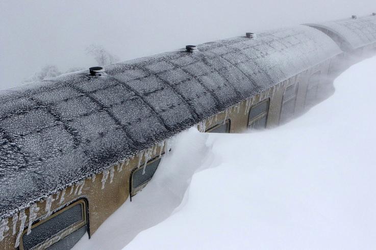  在德国中部地区，一列火车被困在了布罗肯山的大雪中。图/法新社AFP