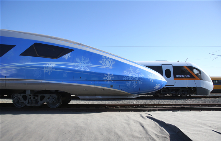 据介绍,智能京张高铁采用了特殊的防寒措施,并使用流线型车头设计,比