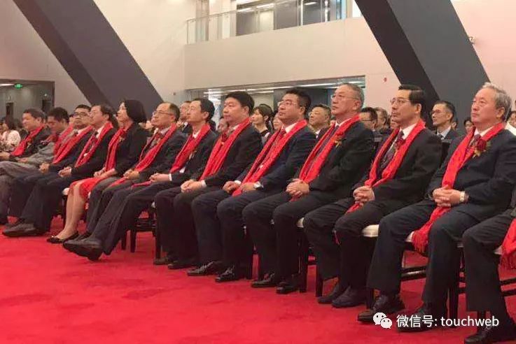 拉卡拉孙陶然:拉卡拉14年终上市孙陶然:成功都是九死一生的结果 柳传志与孙陶然在上市现场