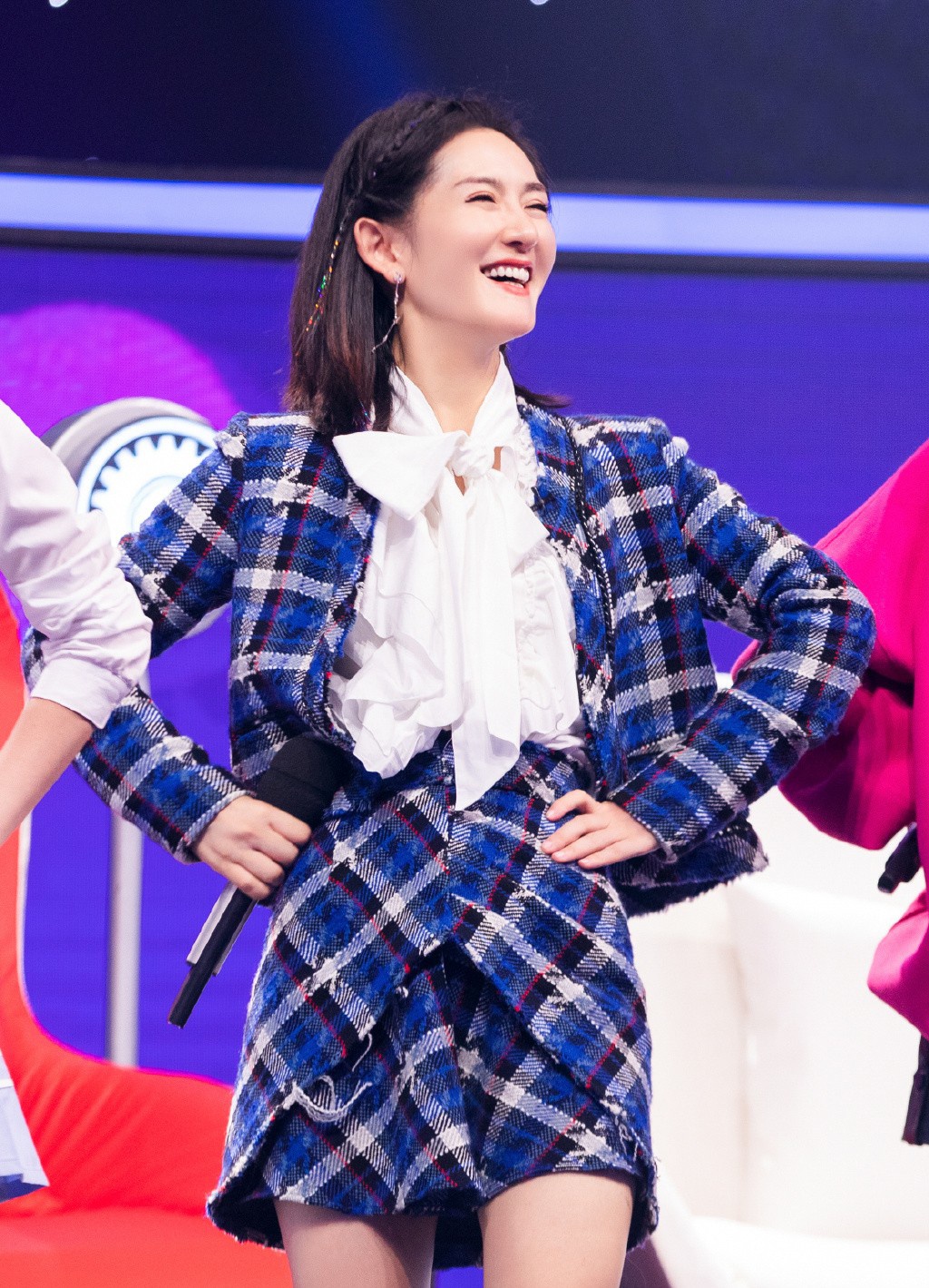 谢娜瘦回颜值巅峰,穿格子套装配高筒靴,减龄可爱双腿更堪比少女