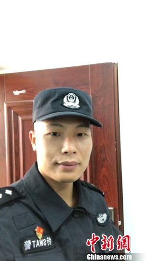 2015年10月,出发处置疑似爆炸物前,韦勇先自拍留影.