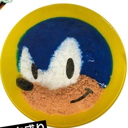 这份咖喱也是一种游戏周边,还能让你拉出蓝色的便便