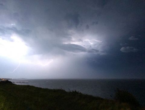 一职业球手的房子被雷电击中引发大火