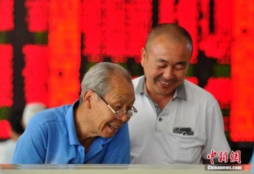 原料图:某证券业务部的股民。中新社发 韦亮 摄