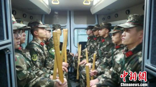 武警四川總隊宜賓支隊珙縣中隊前往震中。 珙縣中隊供圖