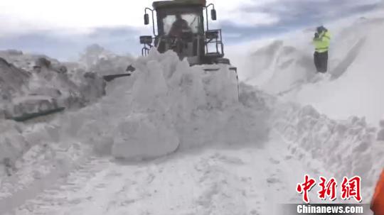 风吹雪致黄河源头玛多县公路积雪达8米深 黄河源头 玛多县 积雪 新浪新闻