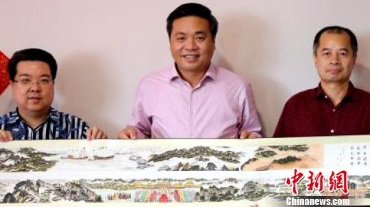 孙治国(左)向郑国球(中)赠送“郑和下西洋”复制长卷,右为马六甲郑和朵云轩馆长黄文庆。 黄禧燕 摄