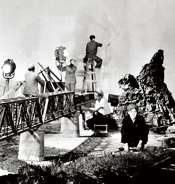 新起点10新中国第一部电影桥穿开裆裤的光荣