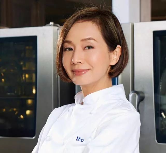 而毛舜筠的事业巅峰时期,就是在90年代初接连出演黄百鸣系列的喜剧