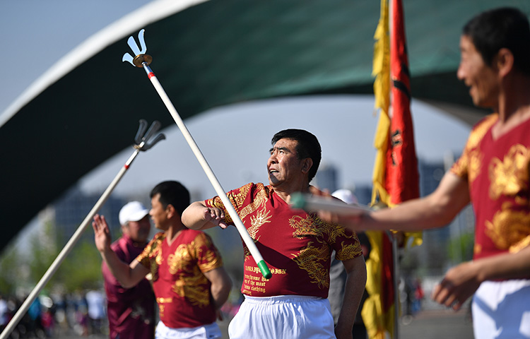耍飞叉抖空竹丰台卢沟桥乡首届群众文化体育节秀绝技
