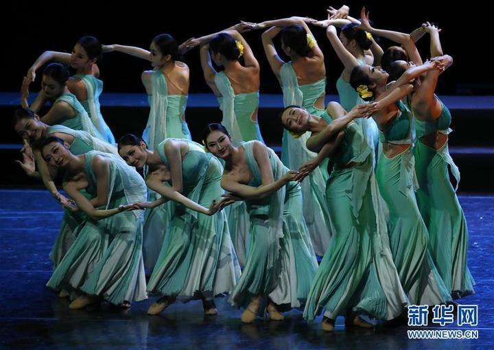 6月1日,北京舞蹈学院中国民族民间舞系的演员在表演舞蹈《水色》.