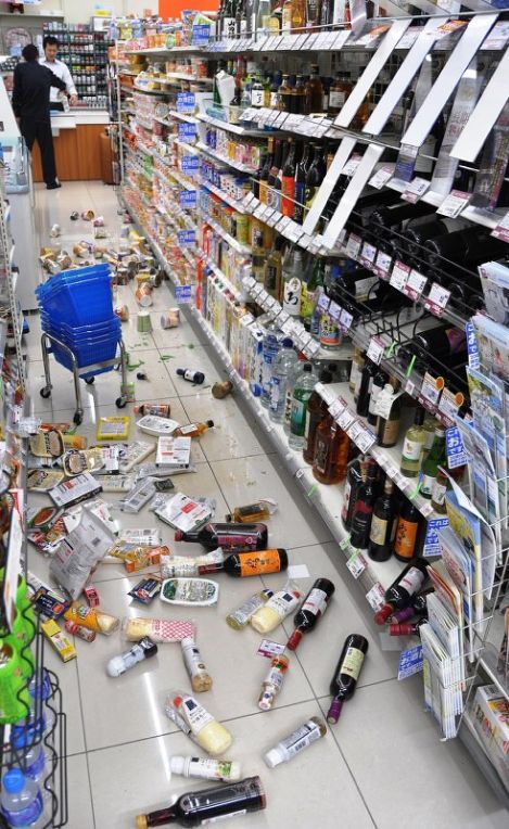 日本岛根县6.1级地震!现场一片混乱