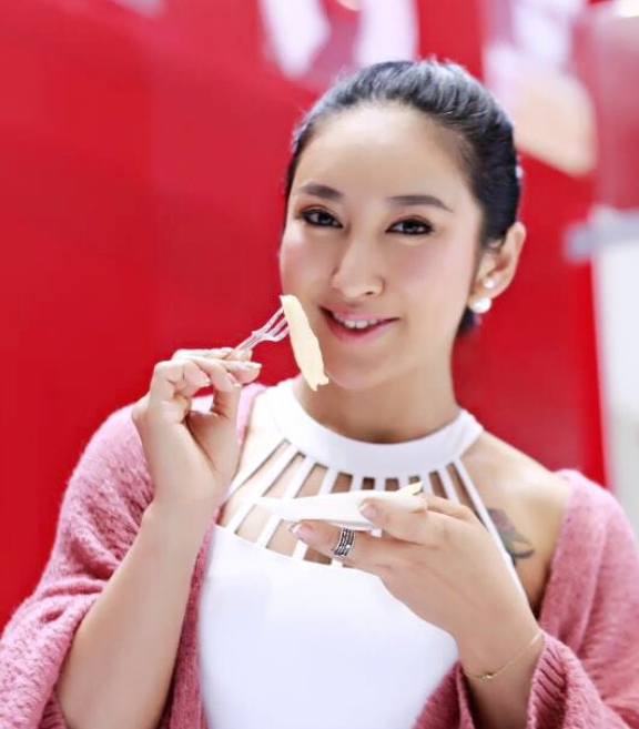 亚洲健身锦标赛形体小姐冠军牟丛现场试吃