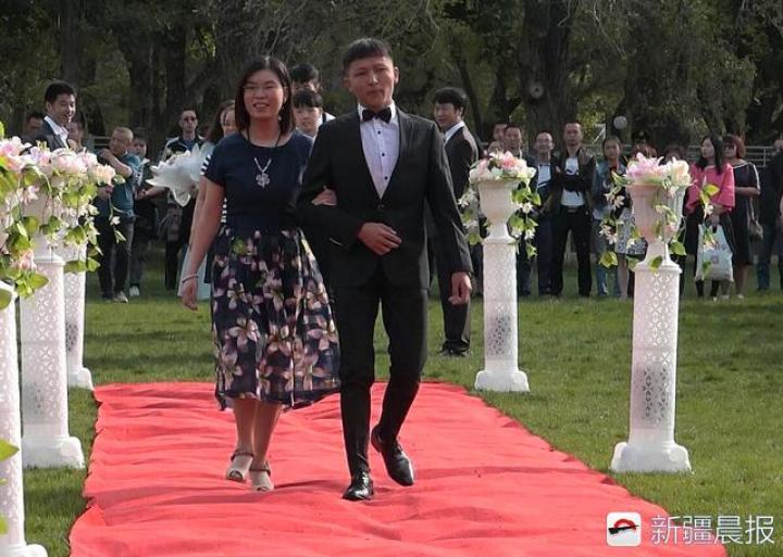 乌市12中学生挽父母走红毯迎成人礼