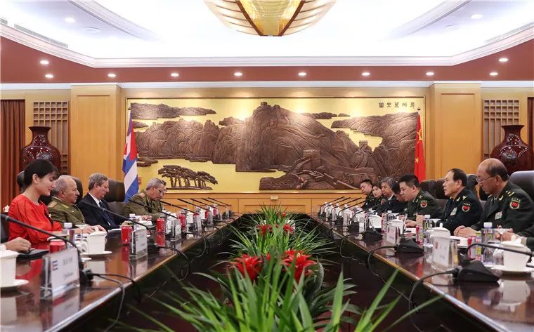 11月23日下午，国务委员兼国防部长魏凤和在八一大楼与来访的古巴共产党中央政治局委员、革命武装力量部部长辛特拉举行会谈。李晓伟 摄