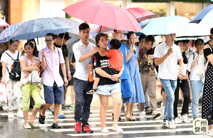 天空雨意纷纷,街上行人匆匆