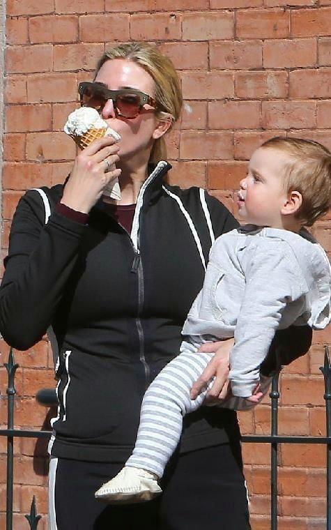 伊万卡沙漏身材好好的旗袍硬是被她穿出性感的火辣风