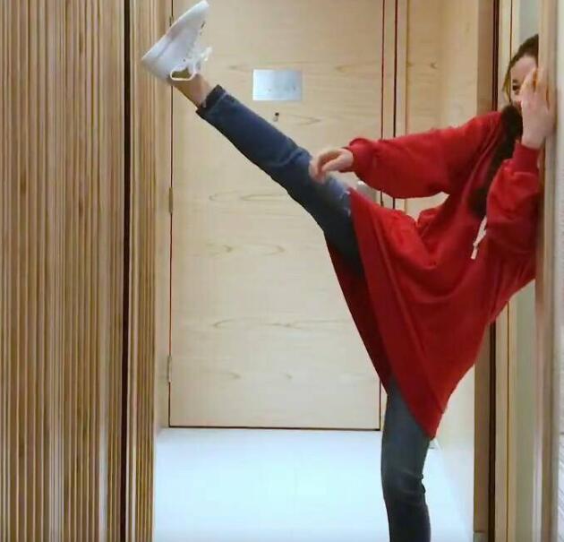 迪丽热巴晒年会表演视频 劈叉失败自侃高危动作请勿模仿