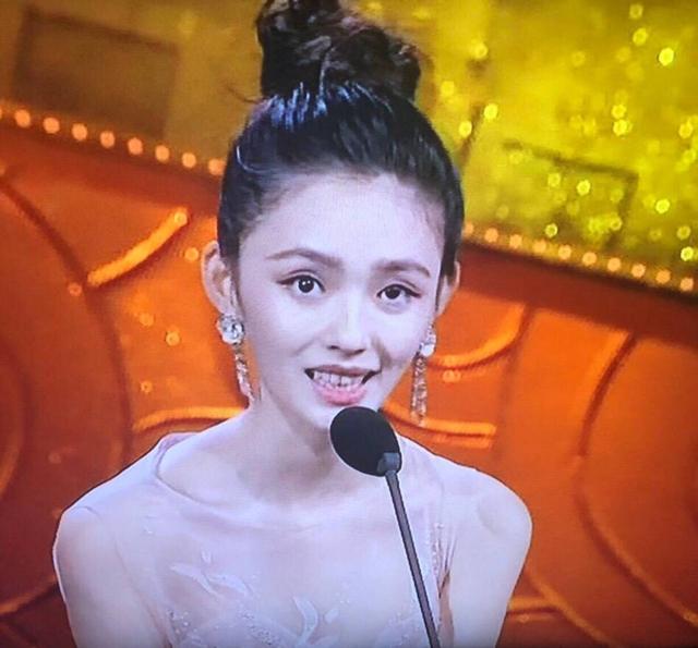 费霞钟楚国际电影节同框,天天减肥手还比钟楚曦肥一圈