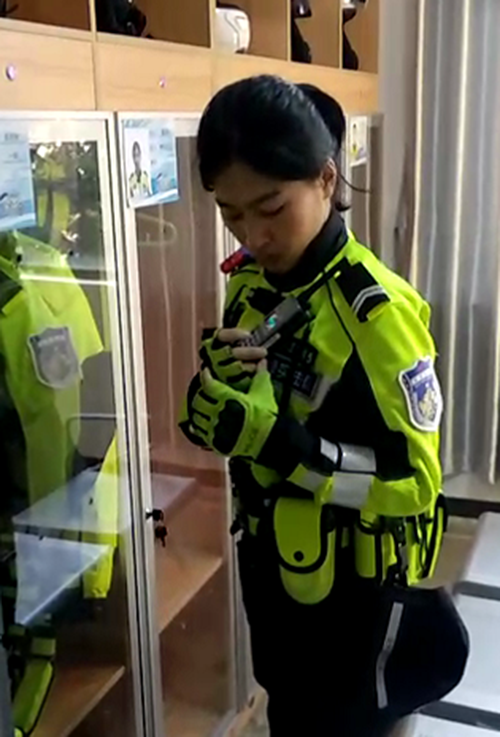 带你近距离接触圈粉无数的东莞女铁骑90后警花曾经怕骑车