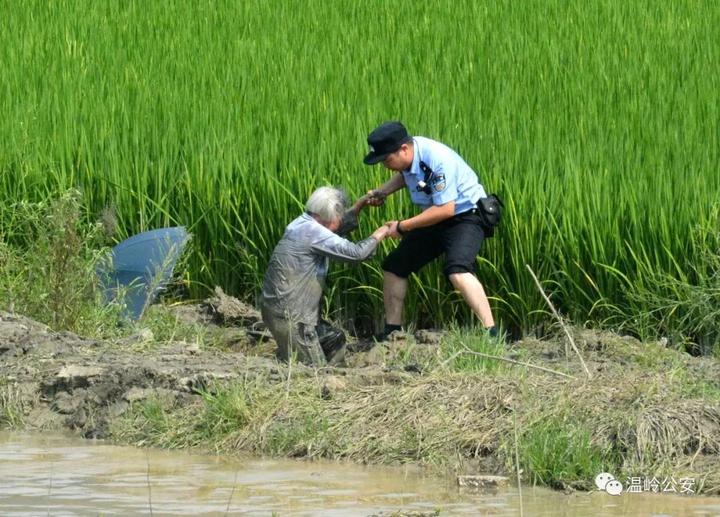 为救人一身泥的警察蜀黍是最帅的