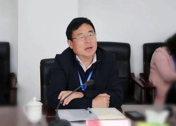 王德清院长首先和盛华博士签署《烟台工程职业技术学院柔性引进聘任