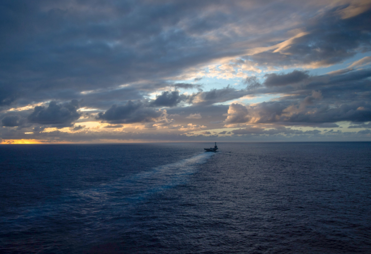 11月8日，“斯坦尼斯”号航母 在菲律宾海 图源；美国海军