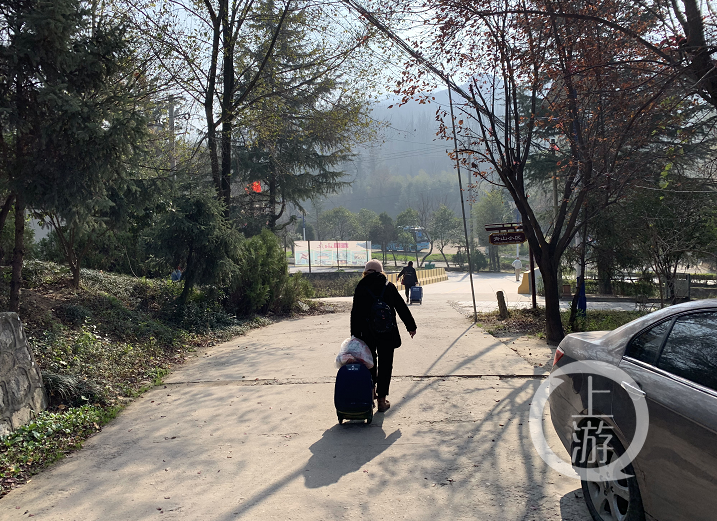11月23日，长安区祥峪沟村，“辟谷文化”学员等不到课程再开的消息，拉着行李箱离开。