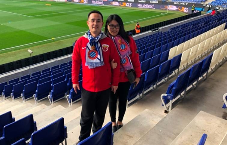 上港球迷观战西班牙人比赛:中西球迷因武磊走