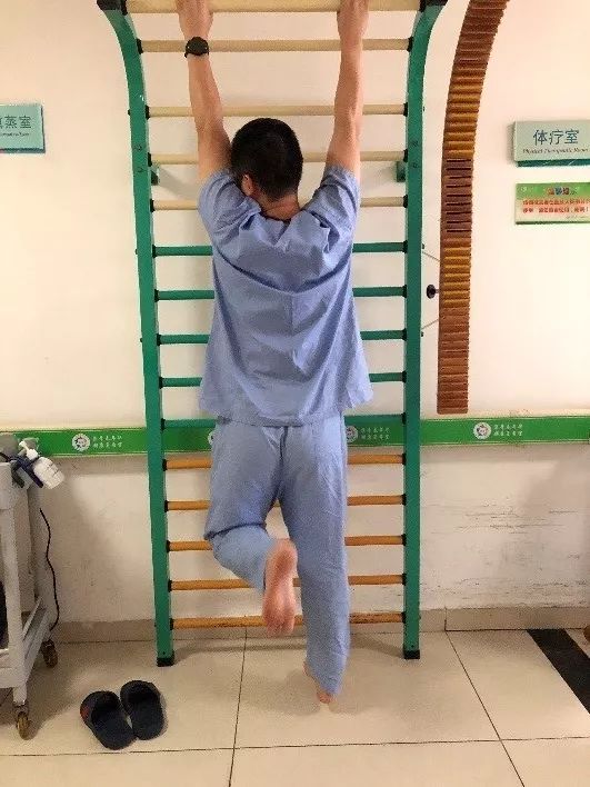 99"悬吊蹬腿"运动:双手抓握在单杠上进行悬吊,然后左腿蹬三下,右腿