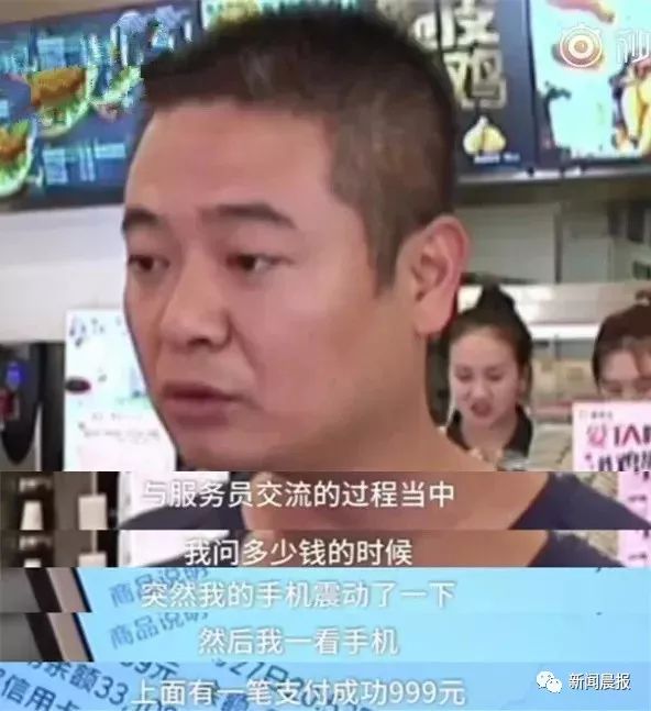 从监控中可以看到,嫌疑人一直把手机拿在手里,徘徊在受害者的身后。
