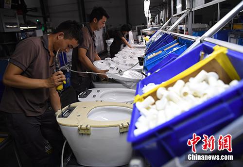 资料图：工人在福建省南安市九牧厨卫生产车间内作业。中新社记者 张斌 摄