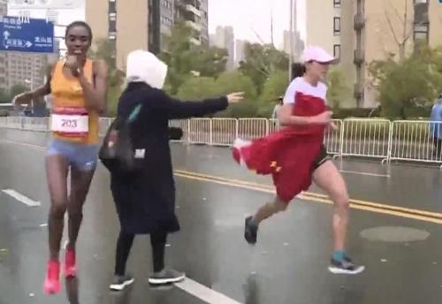 资料图:太湖马拉松“递国旗”事件发生瞬间。图片来源:微博截图