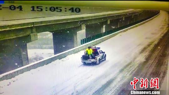东绕城高速交警布撒融雪剂。新疆公安厅交警总队高等级公路支队挑供 东绕城高速交警布撒融雪剂。新疆公安厅交警总队高等级公路支队挑供