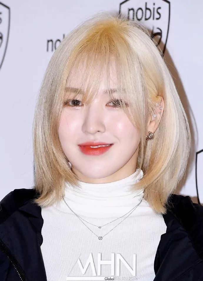 别再迷恋羊毛卷了,女爱豆都抢着剪的"wendy短发"才是潮流!