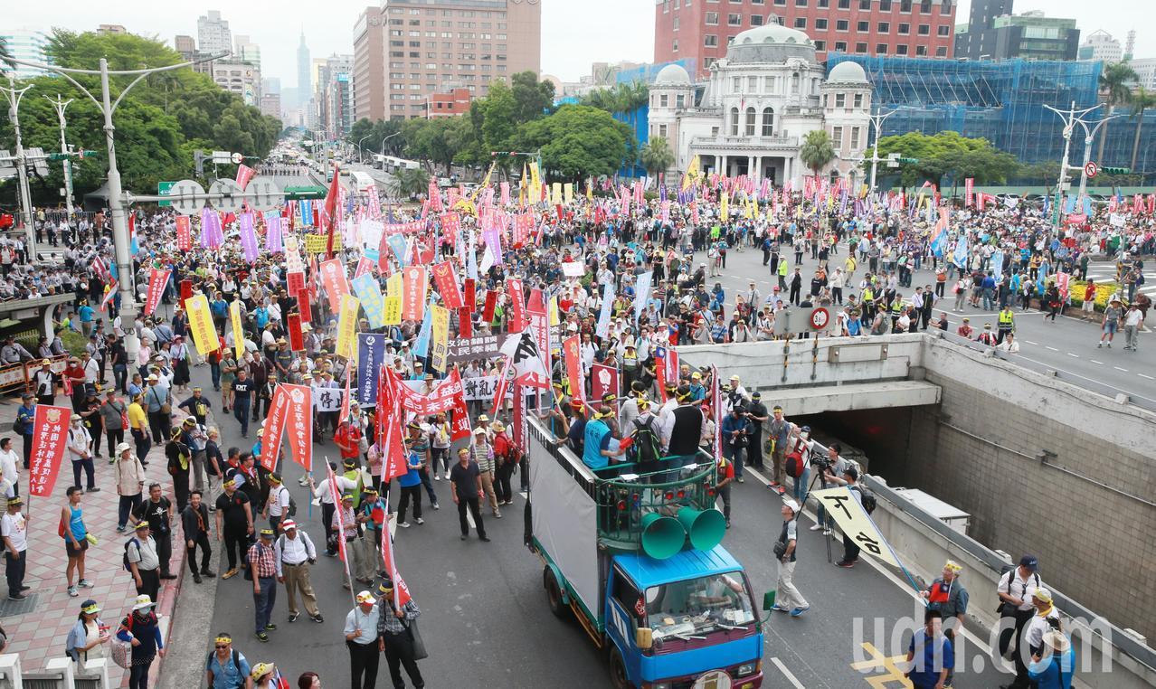 台“军公教”团体曾举行抗议（图片来源：台湾《联合报》）