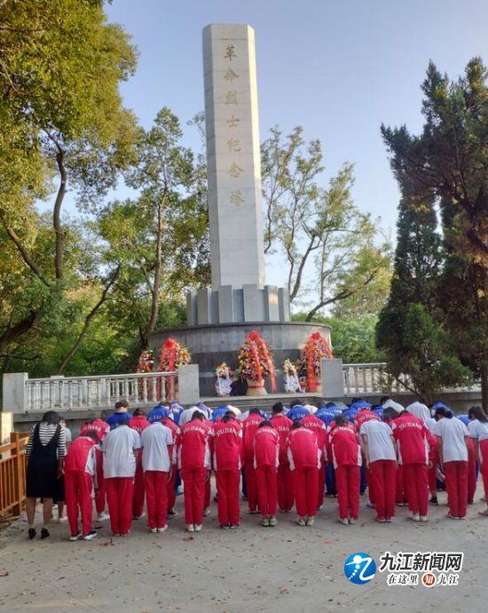 不忘先烈志共筑中国梦九江市十一中开展2019年烈士纪念日祭扫英烈活动