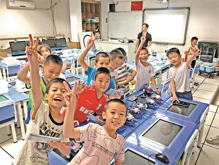 以机器人为媒 为青少年开启科技之门
