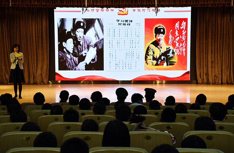 雷锋班班长受聘北京东直门中学"青春导师"|张阳|雷锋班|东直门_新浪