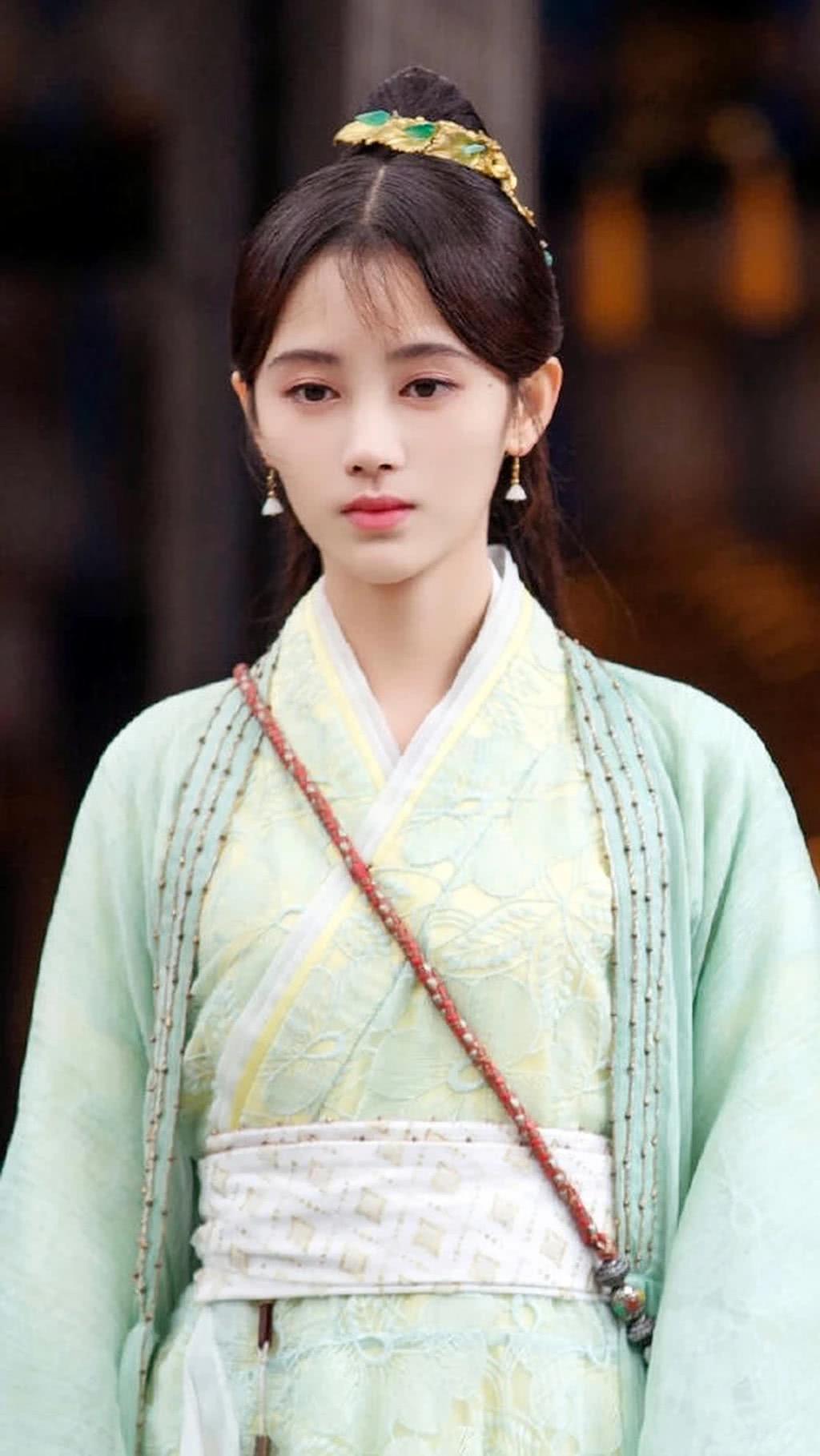 鞠婧祎第一部作品就是《九州天空城》,让人想不到鞠婧祎她的演技挺不