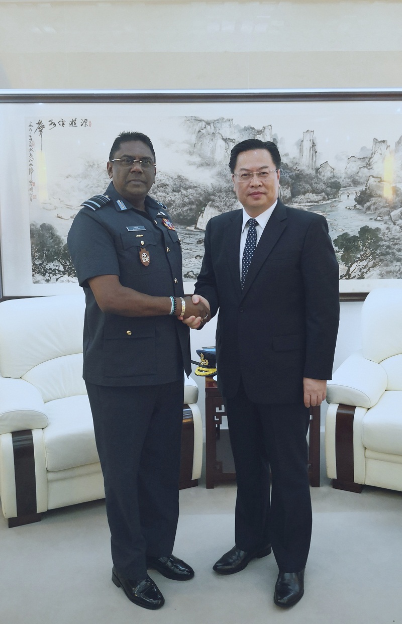 斯里兰卡空军司令获中国国防大学硕士学位我大使颁证书