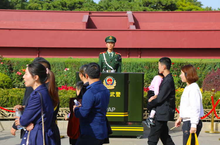 他们是天安门前最美哨兵也是最忙碌的活地图