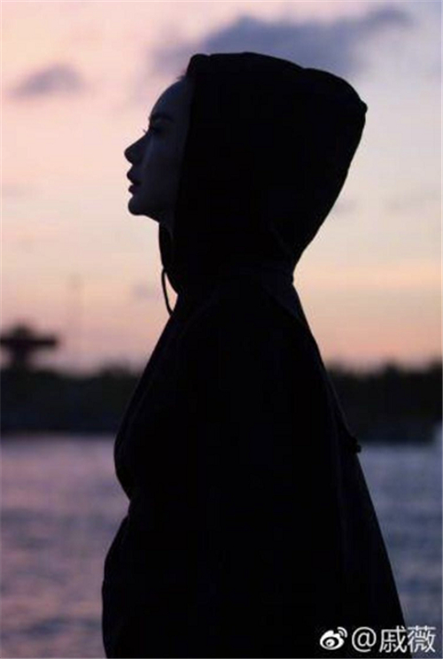 戚薇晒了一张海边美照,网友都说她怀二胎了