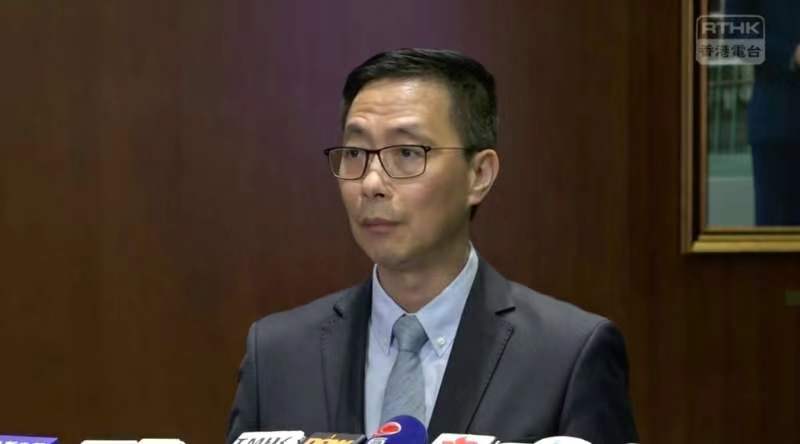 香港教育局局长杨润雄在发布会现场 来源：香港电台