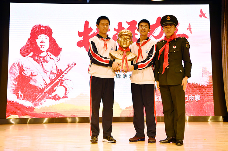 雷锋班班长受聘北京东直门中学青春导师