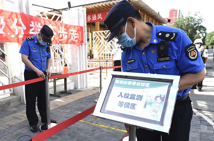 执法队员将测温区的提示牌放置醒目位置.