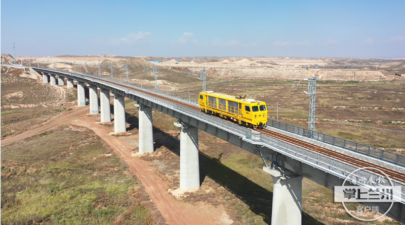 随着东风号机车驶出 朱中铁路顺利通车啦!