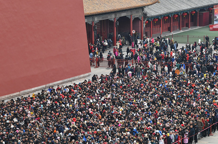 人山人海"进宫"过年